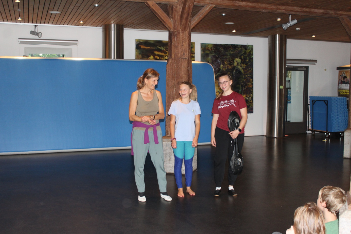 Zirkus MiMa: gemeinsamer Moment beim Zirkustraining